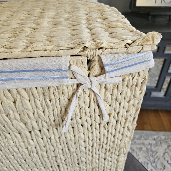 HOTEL ΜΑΥΖΟΝ BY RGI HOME Half Moon Wicker Laundry Hamper Basket with Lid Handles - Picture 4 of 16